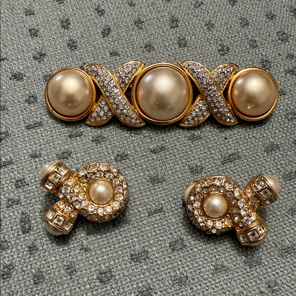 Elegant Gold and Pearl Brooch and Earrings Jewelry Set - Picture 1 of 3